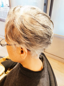 白髪をベースにメッシュを入れました