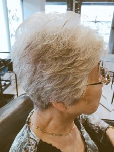 白髪染めをやめるタイミング